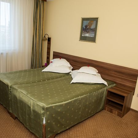 Hotel Lyra Oradea Extérieur photo