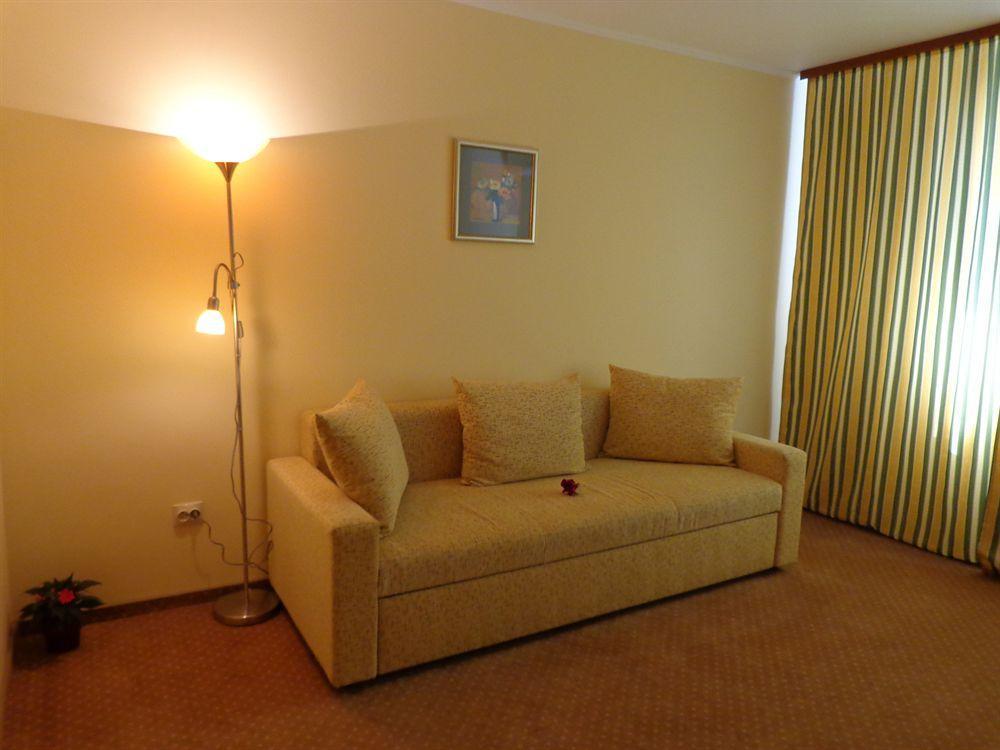 Hotel Lyra Oradea Extérieur photo