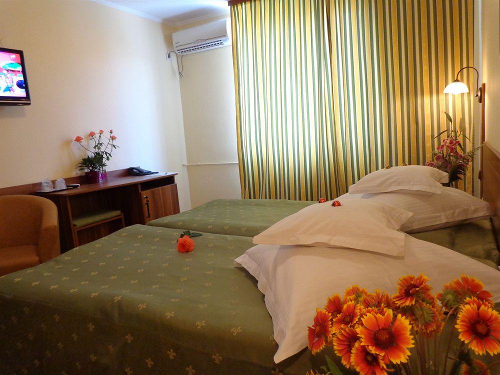 Hotel Lyra Oradea Extérieur photo