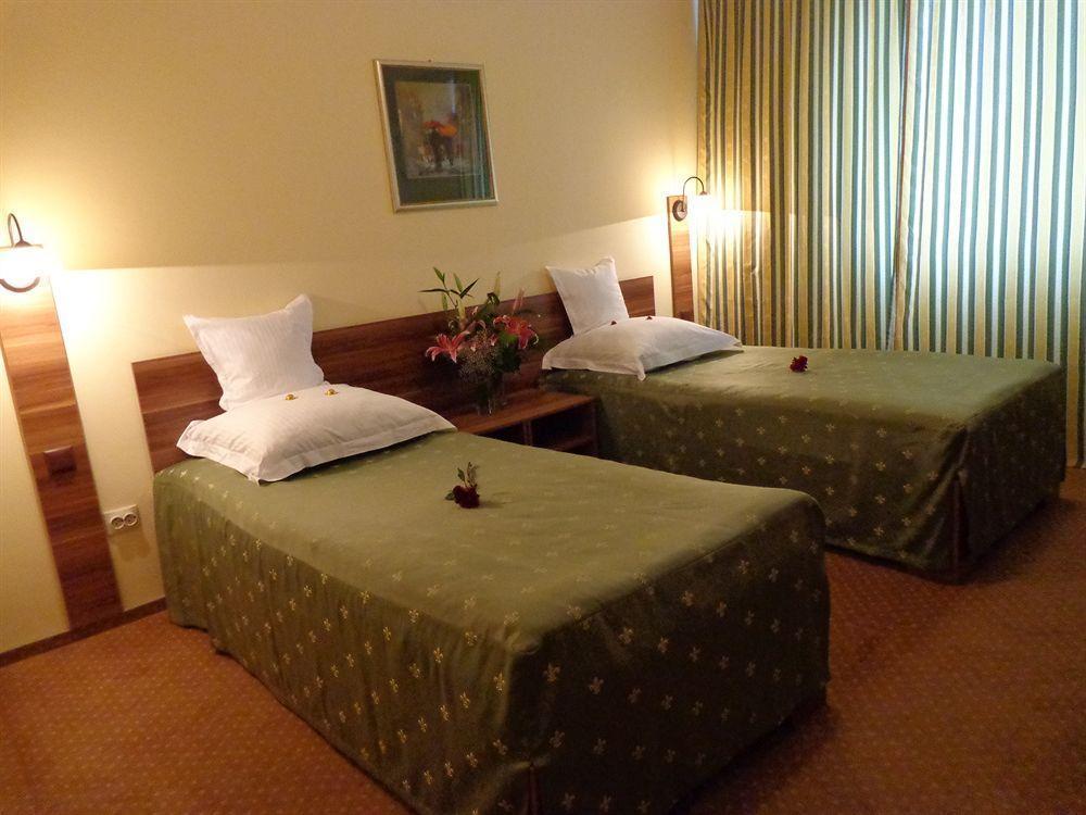 Hotel Lyra Oradea Extérieur photo