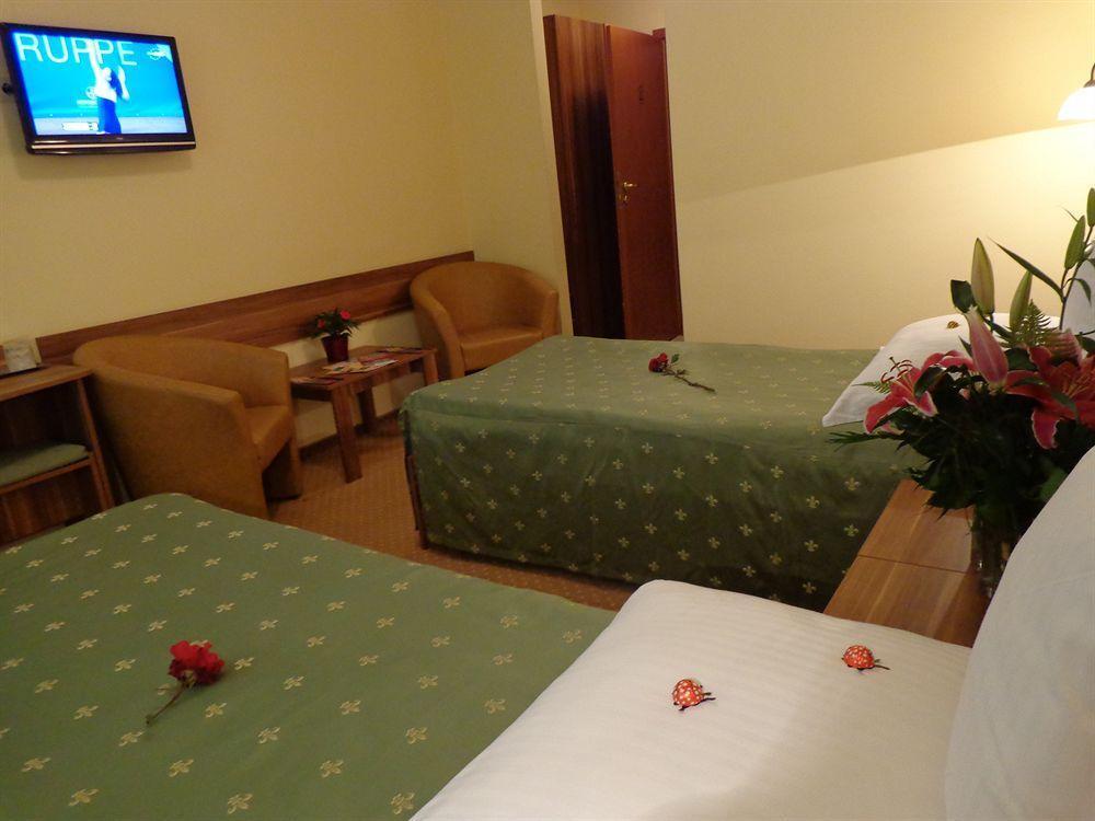 Hotel Lyra Oradea Extérieur photo