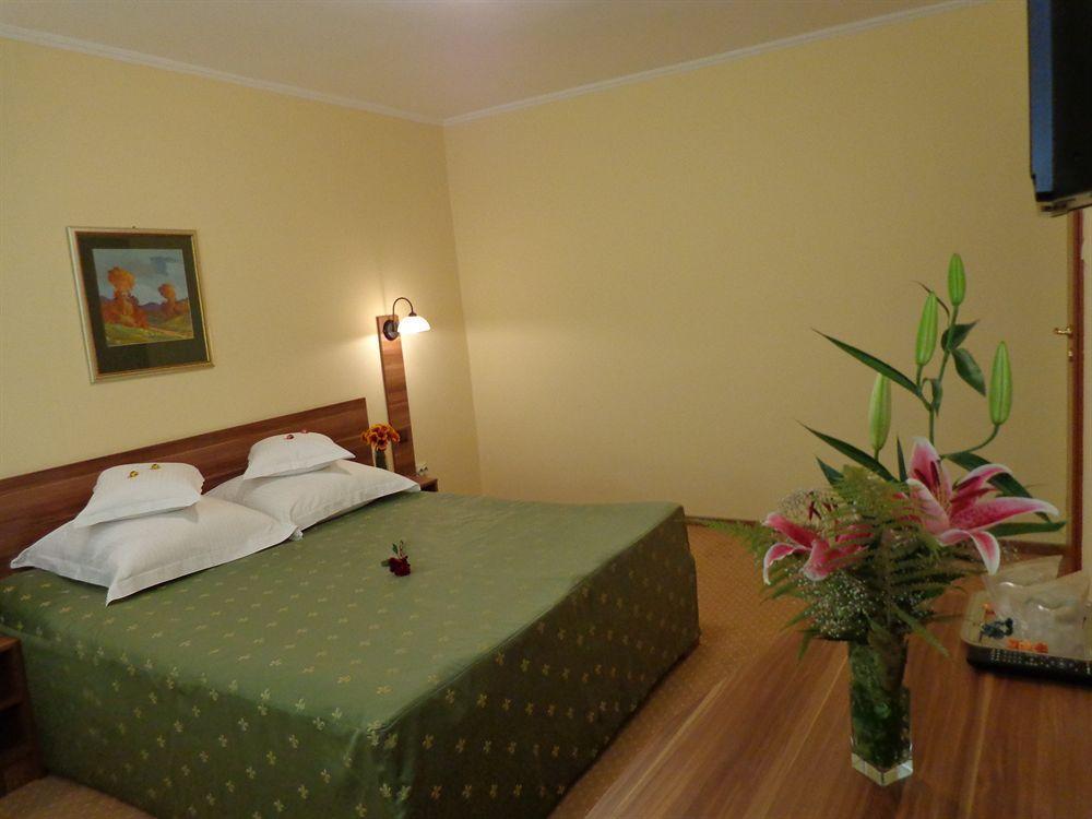 Hotel Lyra Oradea Extérieur photo