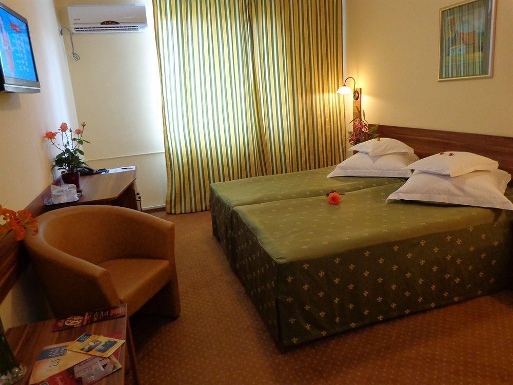 Hotel Lyra Oradea Extérieur photo